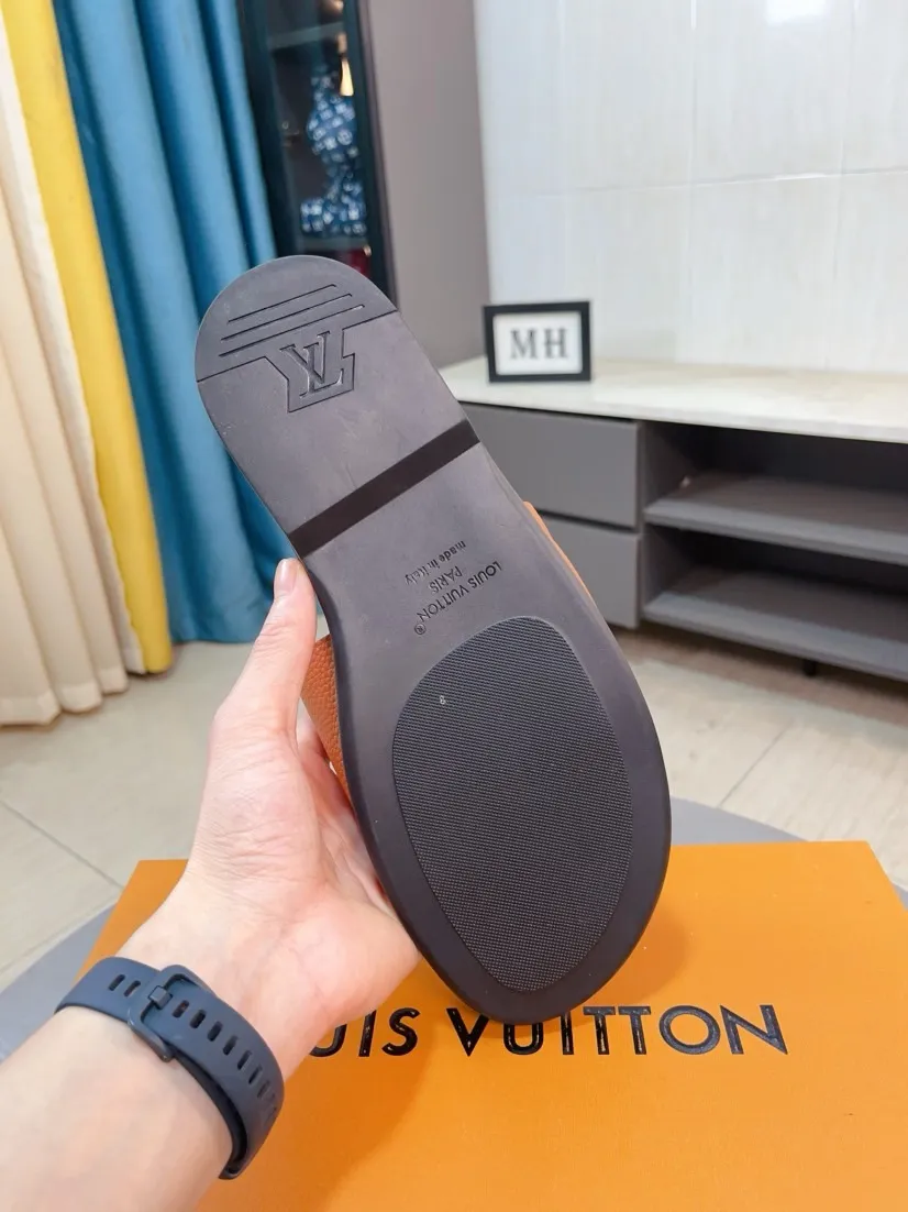 Men's shoes 💰340🌸🌸LV medium men's spring and summer slippers counter synchronization. The uppers are imported cowhide fabrics from Italy, logo graphics and high-quality craftsmanship. Soles: original soles specially provided by the original factory. Exclusive molded soles are super comfortable. Original factory single goods. 🔍🔍High quality. You can enter and exit the counter at will. Welcome to compare. Size 38-45